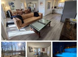 Eagles Nest At Heron Hill Retreat Hot Tub on Lake!, pet-friendly hotel in Streetsboro