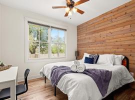 Chic 2BR 1B Retreat Near Downtown Austin 8mins from ATX Airport & Mueller Development, ξενοδοχείο στο Ώστιν