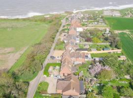 2 minutes to Happisburgh beach and lighthouse views - dog friendly Norfolk, hotell i Happisburgh