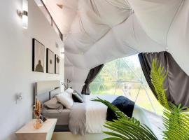 Unique Escapes - Modern Luxury Geodome, luxury tent in Monticello