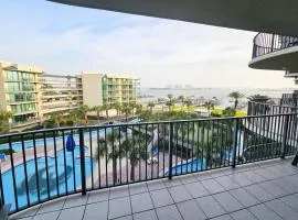 Charming 2bd/2ba w/ Bay View, Pool w/ Lazy River