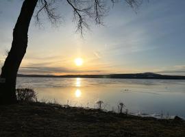 Au p'tit cocon sur le lac, hotel with jacuzzis in Magog-Orford