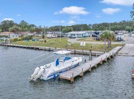 Waterfront Vacation Home near Camp Lejeune, hotel sa Sneads Ferry