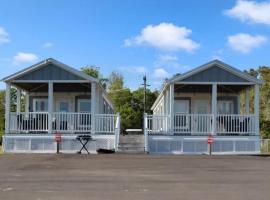 Surf City 2BR Park Home with Waterfront View and Parking, хотел в Сърф Сити