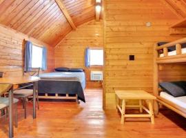Secluded Rustic Cabin with Views, hotel Bloomingtonban