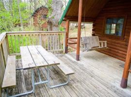 Rustic Cabin with Views in Bloomington, hotell i Bloomington
