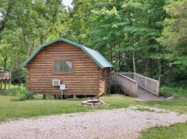 Rustic Cabin with Pool Access، فندق في بلومنغتون