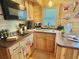 Charming Cabin near Ark Encounter with Loft, cottage in Dry Ridge
