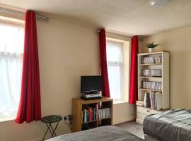 Ideal Apartment close to the Hustle and Bustle, cheap hotel in Ashton under Lyne