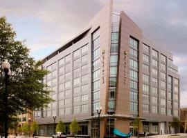 Hyatt Place Arlington Courthouse, отель в Арлингтоне, рядом находится Tomb of the Unknowns