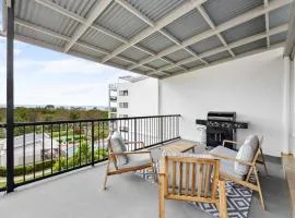 Beachside 3-Bed with BBQ, Pool, Gym & Tennis Court