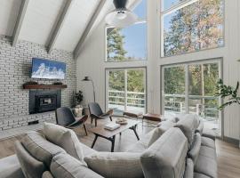 Mountain Hideaway by VARE: Lake Arrowhead şehrinde bir villa