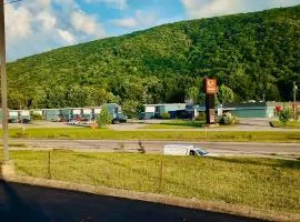 Econo Lodge Inn & Suites