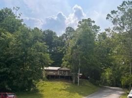 Holiday Hills Resort, hotel with parking in Eddyville