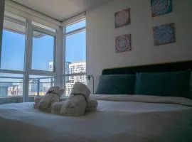 Beautiful and Central 3 Bedroom Condo with Parking