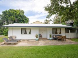 Cosy Straddie cottage + sleeps 6 + close to beach, hotell i Point Lookout