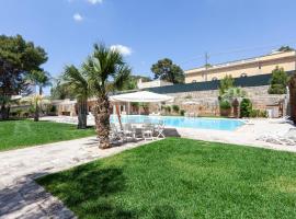 Villa Maredo With Pool And Tennis - Happy Rentals, huvila Santa Caterina di Nardòssa