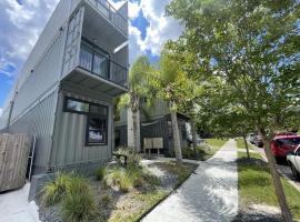 Hip Container APT - 5 Min Walk to TIAA Bank, hotell sihtkohas Jacksonville