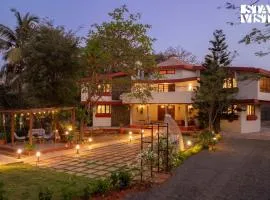 Sun N Sky by StayVista - Poolside villa with chic interiors, lawn & gazebo