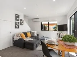Chic City Living 1 bdrm Sunny Warm Close CBD