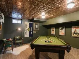 Minutes to Downtown Franklin Bar w Pool Table