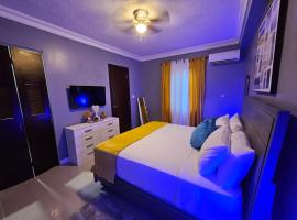 Paradise Haven at Hamptons - -across from Ac Marriot Hotel, hotel in Kingston
