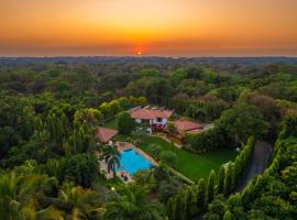 StayVista at Moksh Villa - BBQ & Jacuzzi, hotel i Alibag