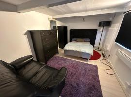 Studio Apartment with Terrace and Garden, hotel a Hadsten Stationsby