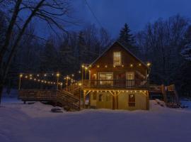 Dream Stratton Forest Cabin with Hot Tub and Fast WiFi, hotel in Stratton