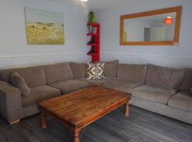 Chelsea House-Huku Kwetu Dunstable-3 Bedroom House - Suitable & Affordable -Business Travellers - Group Accommodation - Comfy, Spacious with Lovely Garden Views, hotel a Houghton Regis