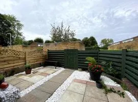 Chelsea House-Huku Kwetu Dunstable-3 Bedroom House-Garden-Free Wifi-Private parking-16km from London Luton airport-close to Woburn Abbey