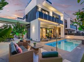 Luxury Villa with Private Swimming Pool in Cabo Roig, готель у місті Плайяс-де-Оріуела
