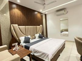 THE LUXURY PLATINUM INN --Luxury Deluxe Rooms -- Chandigarh Road, hótel í Ludhiana