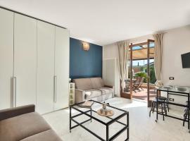 Splendido monolocale con spazioso giardino e veranda a 500 mt dal mare, hotel in Marina di Carrara