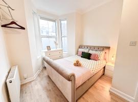 Charming apartment with a small garden in Finsbury Park، فندق بالقرب من فينزبري بارك، لندن