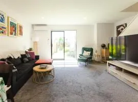 Modern 2 bedroom by Hagley Park