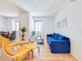 Cozy Coastal Getaway 3BR Apartment in Estoril, hotel em Estoril