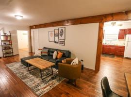 Modern & Cozy Getaway House near Conway lake - Pet Friendly, hotel in Conway