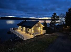 Lake house by Storsjön, cabaña o casa de campo en Östersund