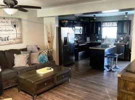 Cozy Nest: Where Love Blossoms, casa en Nashville