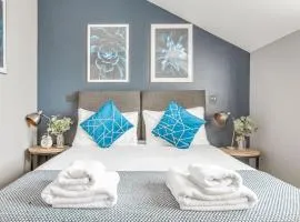 Stylish 1 Bed Apt , central , pkg, perfect for long stays