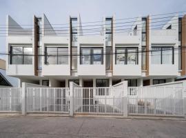 The Rooftop Townhouse in Center of Pattani, hotel com estacionamento em Kampong Rusamileh