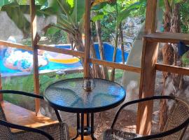 Casita de Madera Encuentro, hotel with pools in Bombita