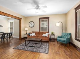 Charming 4BR Westside Home in Beer City USA, hotel amb aparcament a Grand Rapids