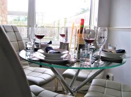 Honest Airport University House 1 with FREE PARKING and FAST WIFI, holiday home in Southampton