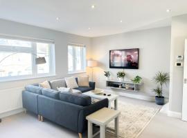 3-Bedroom Flat with FREE parking in the Heart of Hampton Hill Village, lägenhet i Hampton Hill