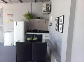 Linda edícula a 80 m da Praia de Itapuã