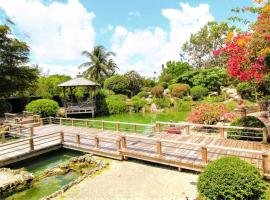 홈스테드에 위치한 저가 호텔 Exclusive Lake Tiny House in Beautiful Japanese Garden