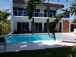 Villa Evoah 4 bedroom sosua, hotel with parking in San Felipe de Puerto Plata