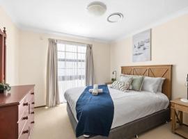 Beautiful Home In Milperra Sleeps 8, feriebolig i Sydney